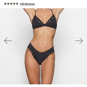 SKIMS fits everybody Lace Thanga (underwear)